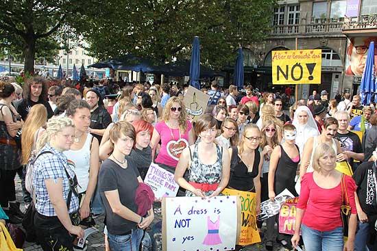 rund  350 Teilnehmer(-innen) hatte der 1. Münchner Slutwalk am13.08.2011 (©Foto: Martin Schmitz)